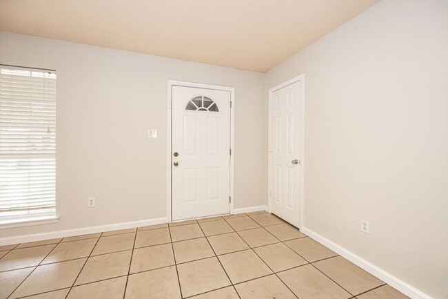 Building Photo - 2840 Gardendale Ave