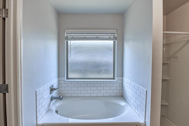 Building Photo - 624 Caladium Dr