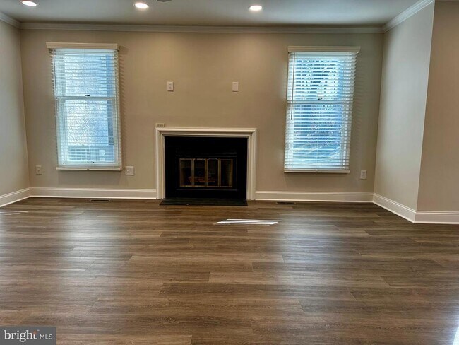 Building Photo - 18 Dundee Mews