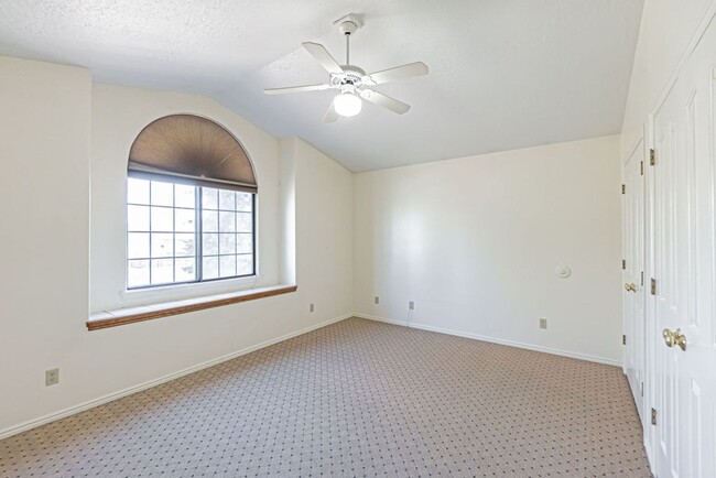 Building Photo - **Charming 3-Bed, 2.5-Bath Home in Idaho F...