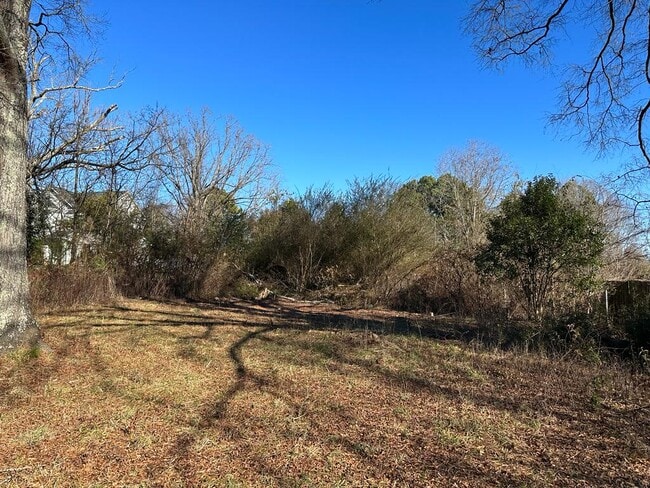 Building Photo - 1827 McLean Rd