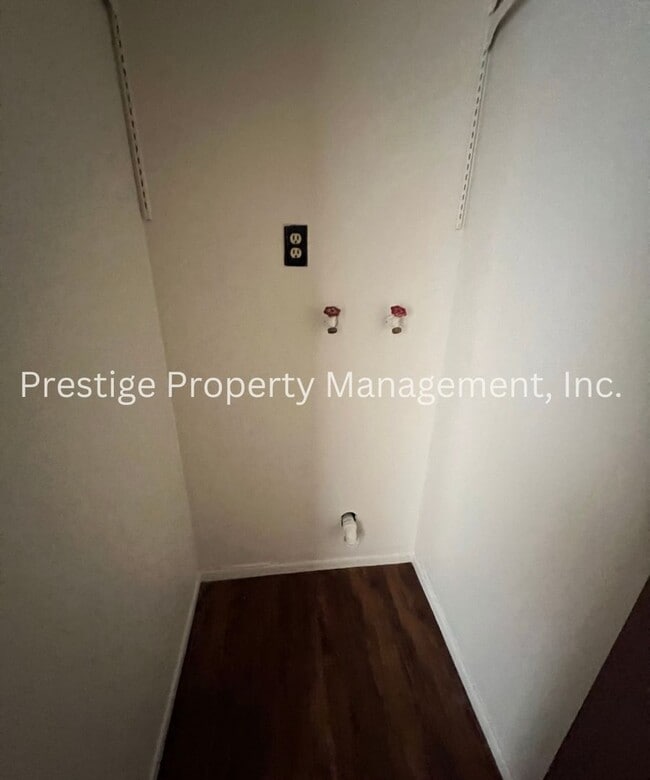 Building Photo - 4bd/2ba Southeast home with HUGE Backyard