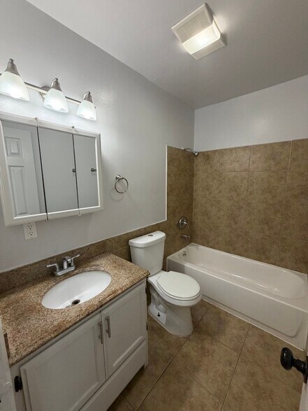 Building Photo - 2919 Carmona Ave