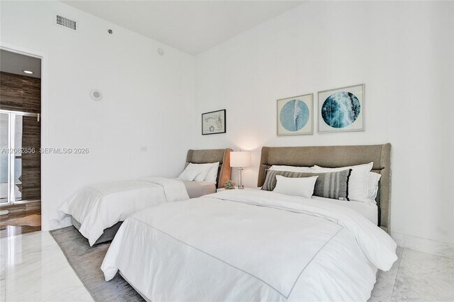 Building Photo - 16001 Collins Ave