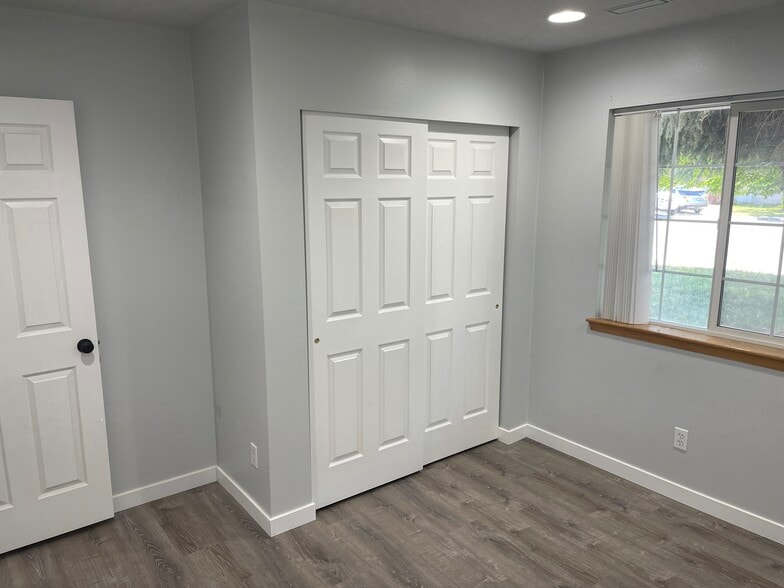 Building Photo - 1635 W Monet Dr