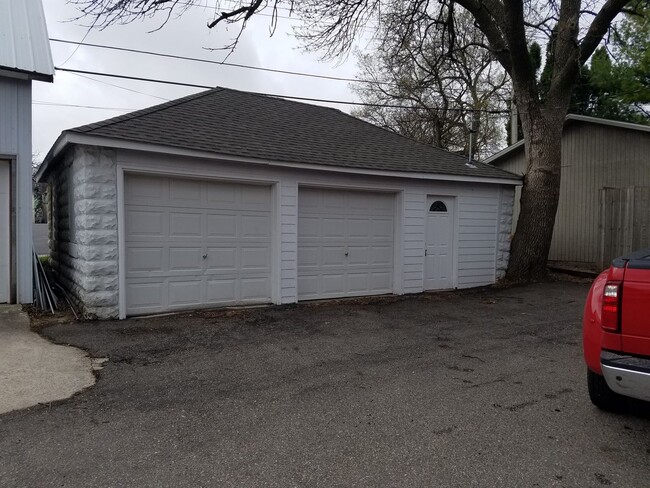 Building Photo - 3 bedroom 1 bath house