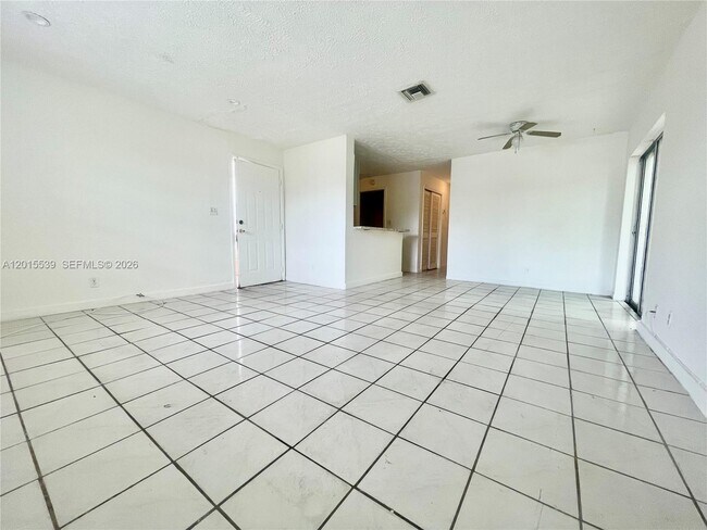 Building Photo - 2621 Riverland Dr
