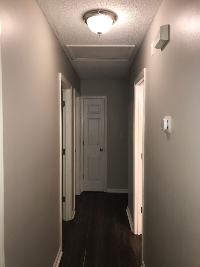 Building Photo - 3 bedroom 2 Bathroom Home in a Cul-de-sac