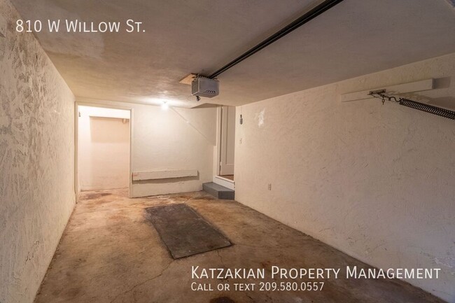 Building Photo - Large 2-Story 1-Bedroom 1.5 Bath Midtown T...