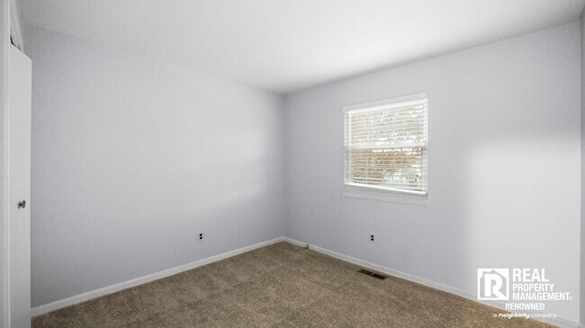 Building Photo - Lovely 4 BR/2.5 BA Split-level in Quite Ne...