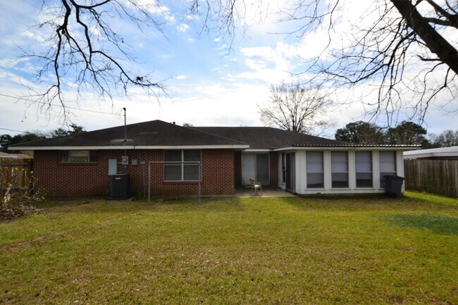 Building Photo - Vintage 3 Bedroom Home in Goodwood Homesites Neighborhood