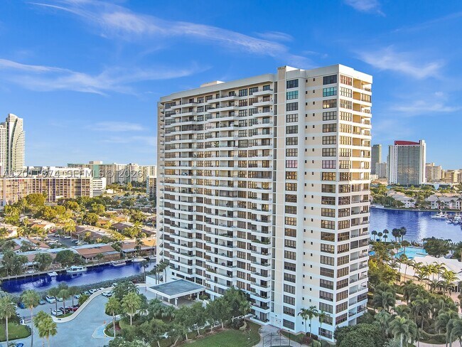 Building Photo - 2500 Parkview Dr