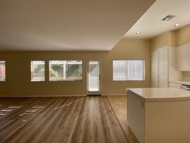 Building Photo - Beautiful Spacious 3BR/2.5BA Located in the Ivey Glenn Community!!