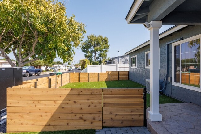 Building Photo - Welcome to your new home in the vibrant Ba...