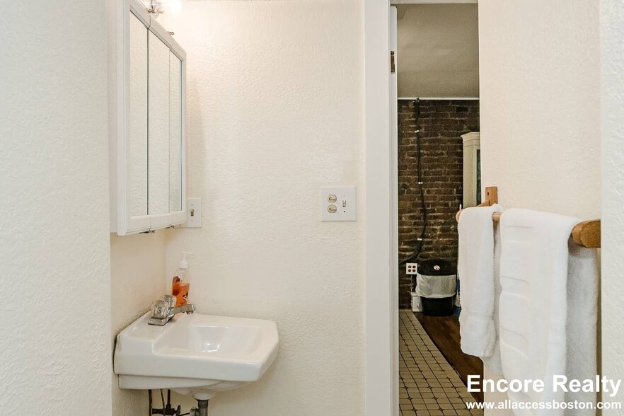 Building Photo - 72 Revere St