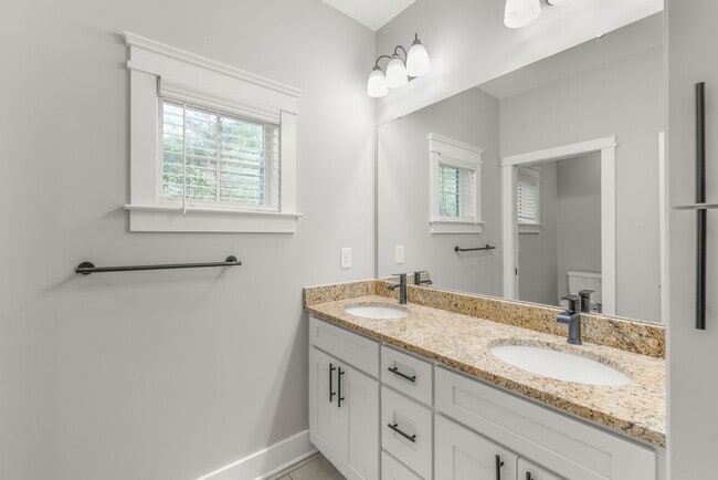 Building Photo - Beautiful Home with a Backyard Deck in Bid...