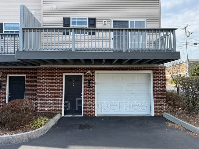 Building Photo - 2121 S Greenwood Dr