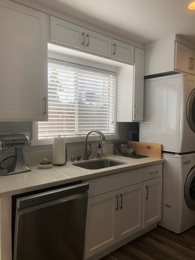 Building Photo - 732 9th St