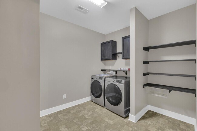 Building Photo - Large home in Swansboro School District