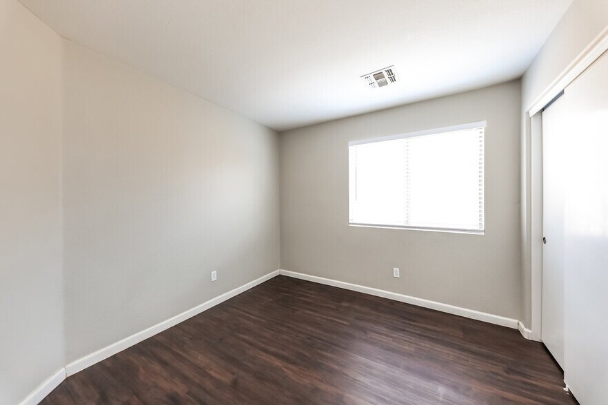 Building Photo - 9246 N 86th Ave