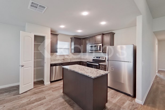 Building Photo - 713 St James Pl