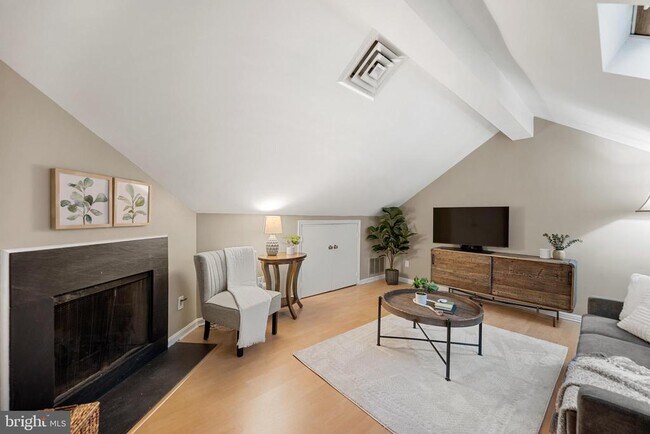 Building Photo - 1403 E Abingdon Dr