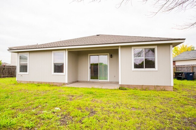 Building Photo - Charming 3/BR 2/BA One-Story Home with Gar...