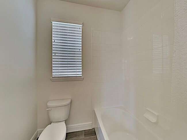 Building Photo - 8931 Lookout Pointe Dr