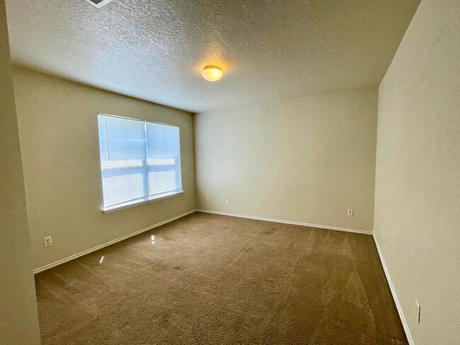 Building Photo - Move-In Special. ½ off the first full month's rent with a 12-month lease.