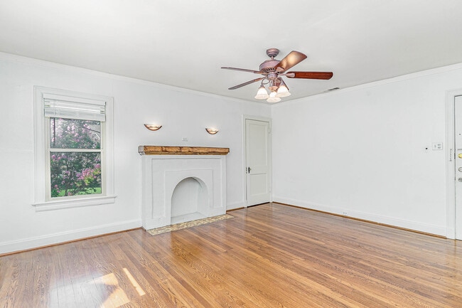 Building Photo - 5926 La Vista Dr