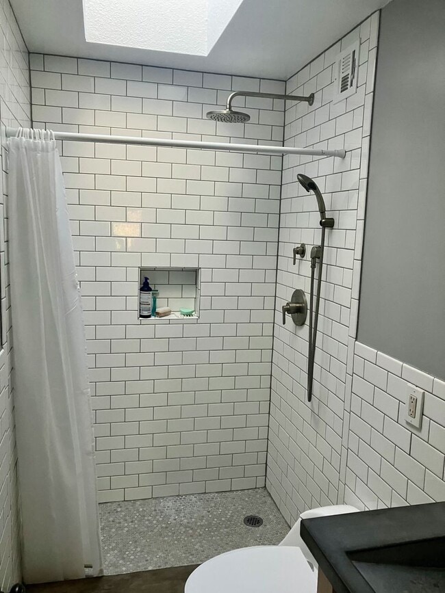 Building Photo - Stylish 3BR/2BA Single-Level Home — Lease Takeover