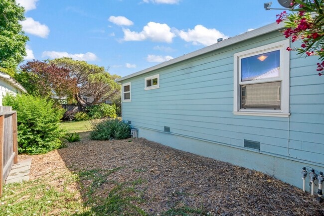 Building Photo - Pet Friendly 3Bd/2Ba Single-Family Home