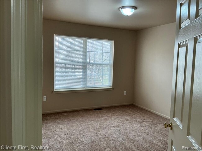 Building Photo - 48161 Nottinghill Ln