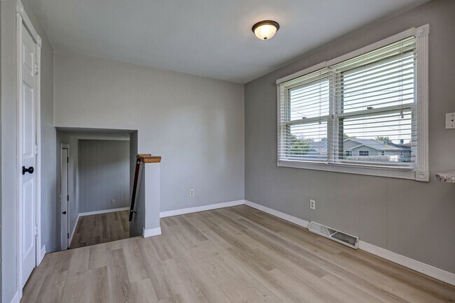 Building Photo - 1216 Meadow Ln