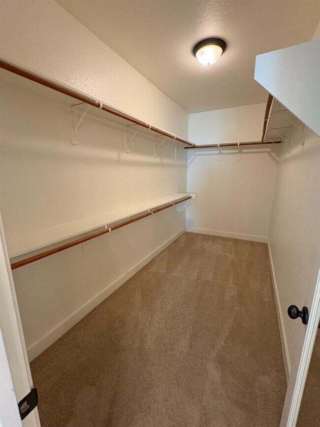 Building Photo - 1105 N Perry Ave