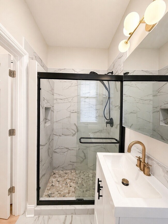 Building Photo - 1014 W George St