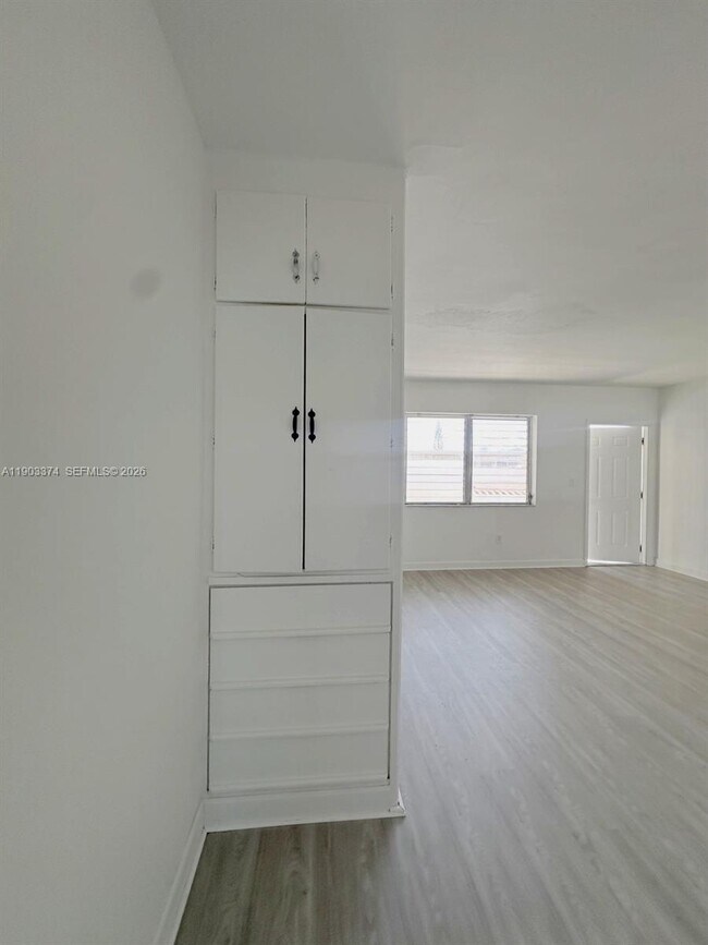 Building Photo - 1955 Normandy Dr