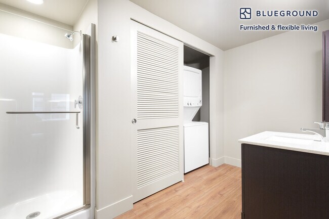 Building Photo - 408 Aurora Ave N