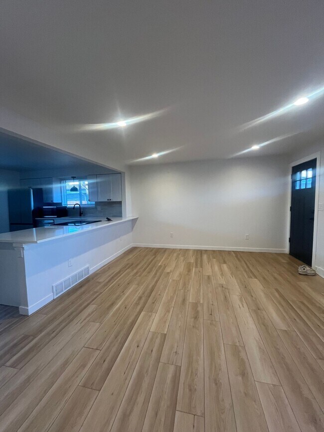 Building Photo - Amazing 2 bed one 1 bath home blocks from Sloan’s Lake