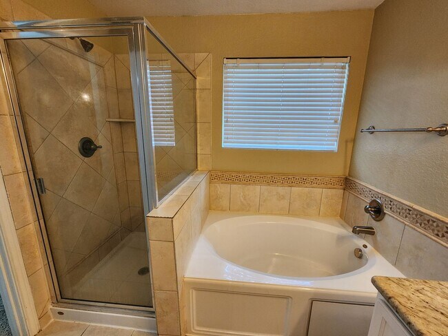 Building Photo - Spacious 3 Bedroom/2.5 Bath Home