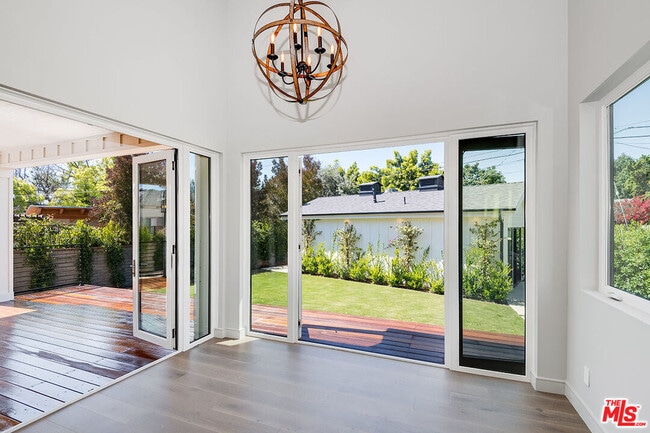 Building Photo - 4963 N Clybourn Ave