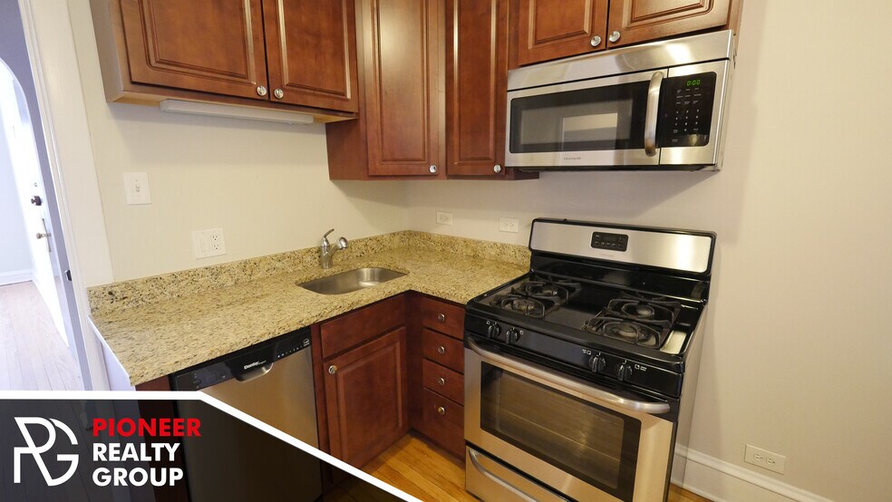 Building Photo - 2122 W Ainslie St