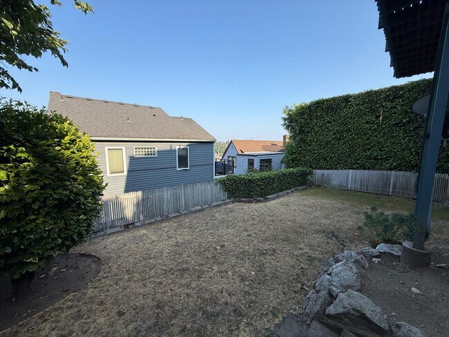 Building Photo - 2466 Montavista Pl W