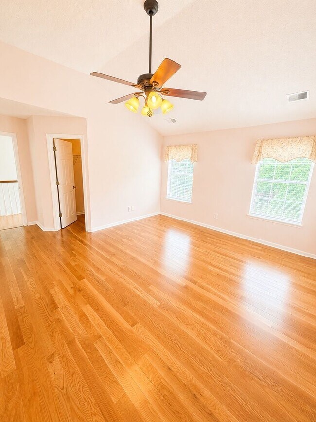 Building Photo - 1525 Clarendon Way