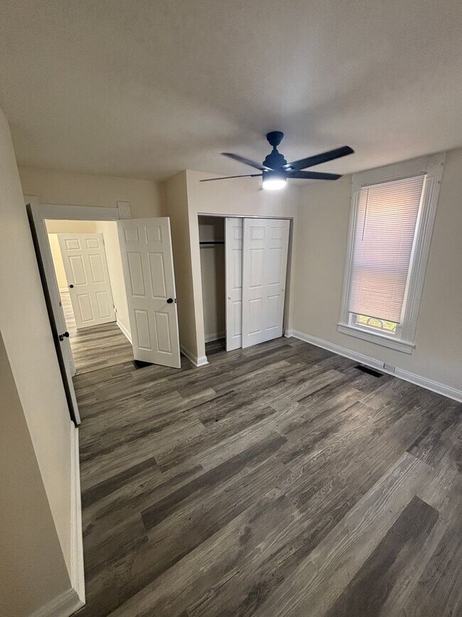 Building Photo - 715 1/2-570-572 E Main St