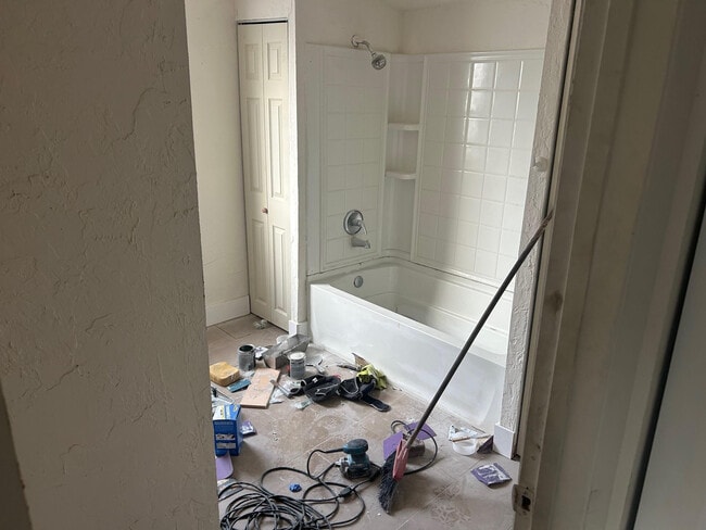 Building Photo - 823 NE 14th Pl