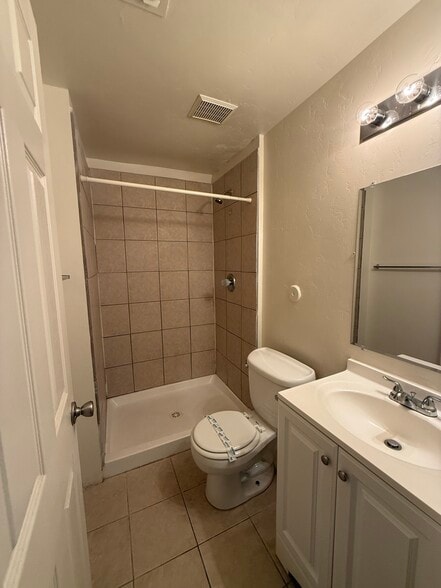 Building Photo - 1416 E Elm St