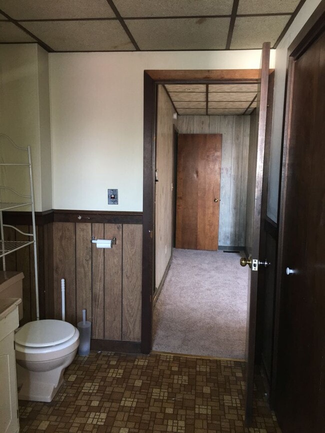 Building Photo - 2 Bdrm Row Home