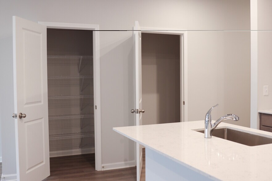 Building Photo - 483 Crown Dr