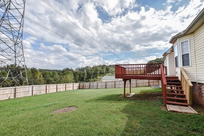 Building Photo - Pet Friendly Three Bedroom with Bonus in S...